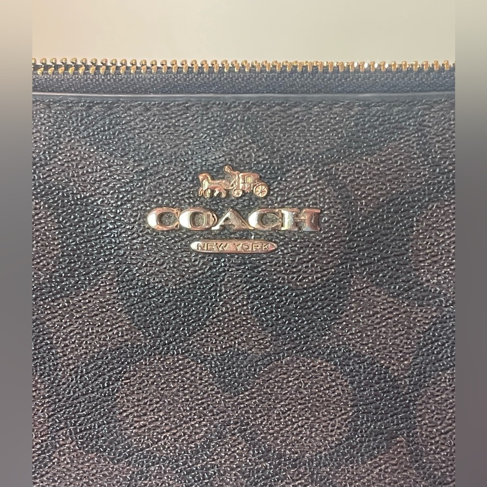 Coach large corner Signature C Wristlet ❤️🔥corner and strap peeling pics 5&7 - Picture 3 of 7